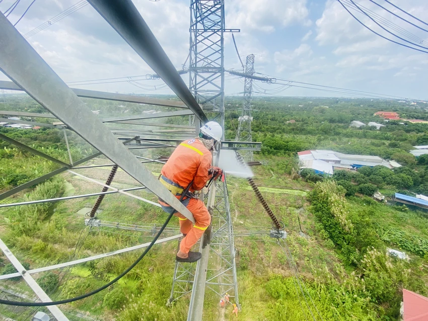 Công nhân Truyền tải điện Vĩnh Long vệ sinh hotline đường dây 500 kV Sông Hậu – Mỹ Tho và đường dây 500 kV Mỹ Tho – Ô Môn đi chung cột. Ảnh: LHA