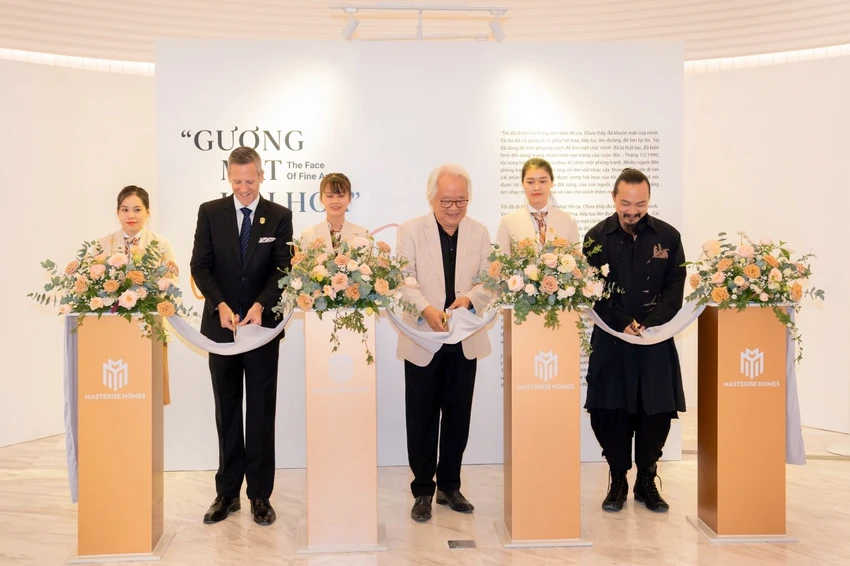 Đại diện Masterise Homes, gia đình cố nhạc sĩ Trịnh Công Sơn và đơn vị đồng hành STORII chính thức cắt băng khai mạc Tuần lễ Triển lãm “Gương mặt Hội họa” của Cố nhạc sĩ Trịnh Công Sơn.