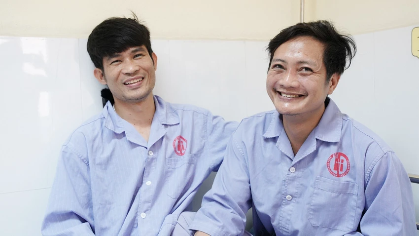 Niềm vui của thợ lò Bùi Tất Tuyên (phải) và Phạm Công Nhiên (trái) sau khi được giải cứu, sức khoẻ đã ổn định, bình thường.