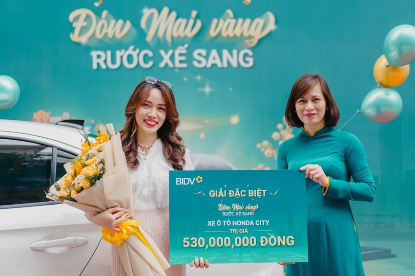 Đại diện BIDV Bắc Sài Gòn trao giải thưởng Ô tô Honda City cho khách hàng Đại diện BIDV Bắc Sài Gòn trao giải thưởng Ô tô Honda City cho khách hàng