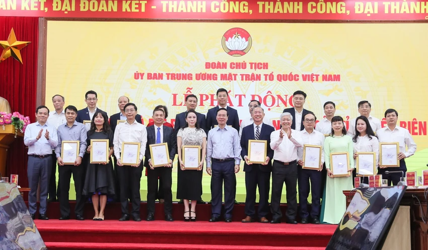 Chủ tịch nước Võ Văn Thưởng chụp ảnh lưu niệm cùng đại diện các doanh nghiệp tại Lễ phát động ủng hộ làm nhà đại đoàn kết cho hộ nghèo của tỉnh Điện Biên. Chủ tịch nước Võ Văn Thưởng chụp ảnh lưu niệm cùng đại diện các doanh nghiệp tại Lễ phát động ủng hộ làm nhà đại đoàn kết cho hộ nghèo của tỉnh Điện Biên.