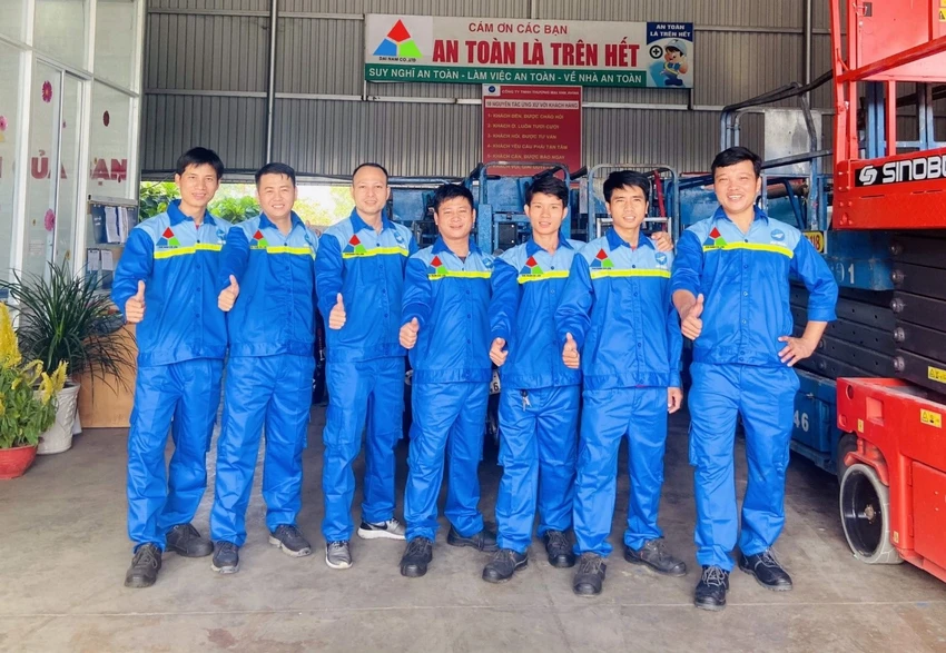 Đội ngũ kỹ thuật viên lành nghề, giỏi chuyên môn Đội ngũ kỹ thuật viên lành nghề, giỏi chuyên môn