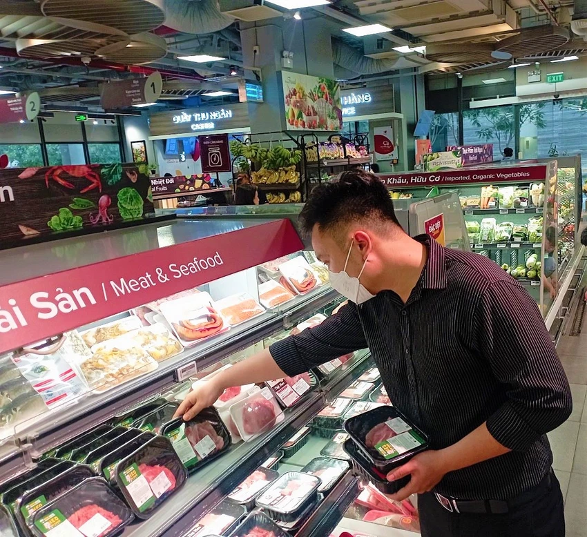 Người tiêu dùng mua heo ăn chuối Bapi tại hệ thống siêu thị cao cấp Finelife. Ảnh: Saigon Co.op Người tiêu dùng mua heo ăn chuối Bapi tại hệ thống siêu thị cao cấp Finelife. Ảnh: Saigon Co.op