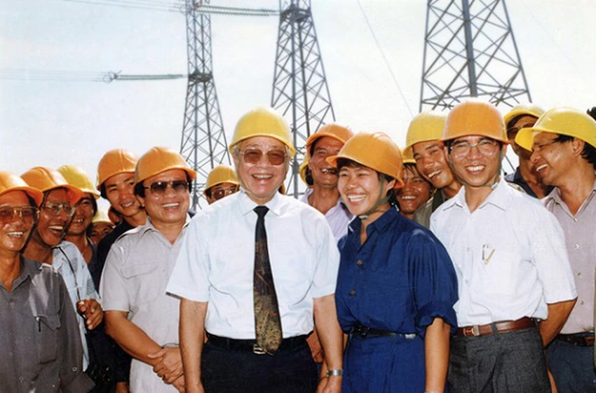 Cố Thủ tướng Võ Văn Kiệt kiểm tra công tác dựng cột 500kV. Cố Thủ tướng Võ Văn Kiệt kiểm tra công tác dựng cột 500kV.