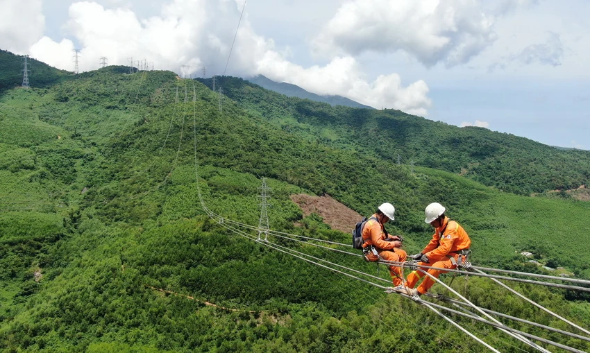 EVNNPT đã từng bước làm chủ công nghệ trong quản lý vận hành lưới điện truyền tải. EVNNPT đã từng bước làm chủ công nghệ trong quản lý vận hành lưới điện truyền tải.