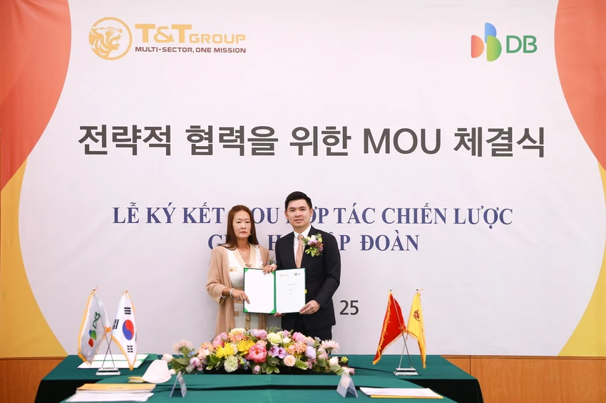 Bà Kim Ju Won, Phó Chủ tịch DB Group và ông Đỗ Vinh Quang, Phó Chủ tịch T&amp;T Group trao đổi thỏa thuận hợp tác chiến lược giữa 2 tập đoàn.