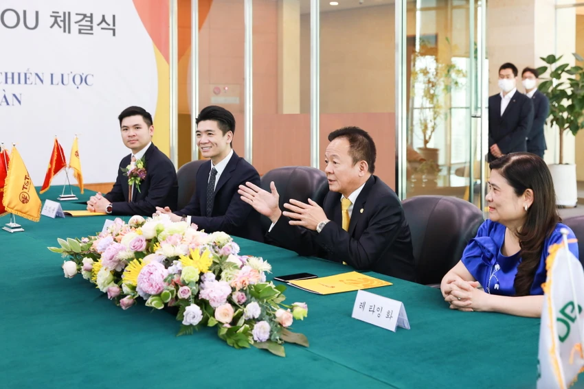 Ông Đỗ Quang Hiển, Chủ tịch Ủy ban chiến lược T&amp;T Group trao đổi với đối tác DB Group tại lễ ký kết hợp tác chiến lược.