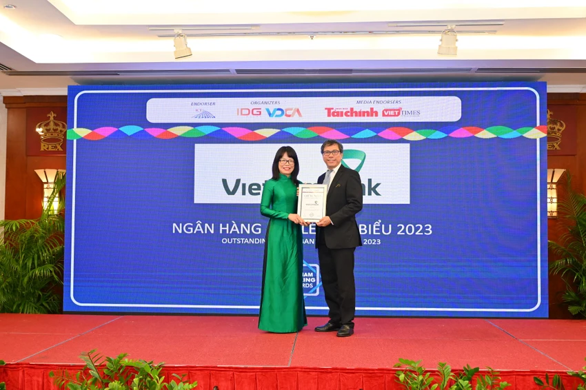 Bà Đoàn Hồng Nhung - Phó Giám đốc Khối Bán lẻ Vietcombank đại diện ngân hàng nhận giải thưởng từ Ban tổ chức Bà Đoàn Hồng Nhung - Phó Giám đốc Khối Bán lẻ Vietcombank đại diện ngân hàng nhận giải thưởng từ Ban tổ chức