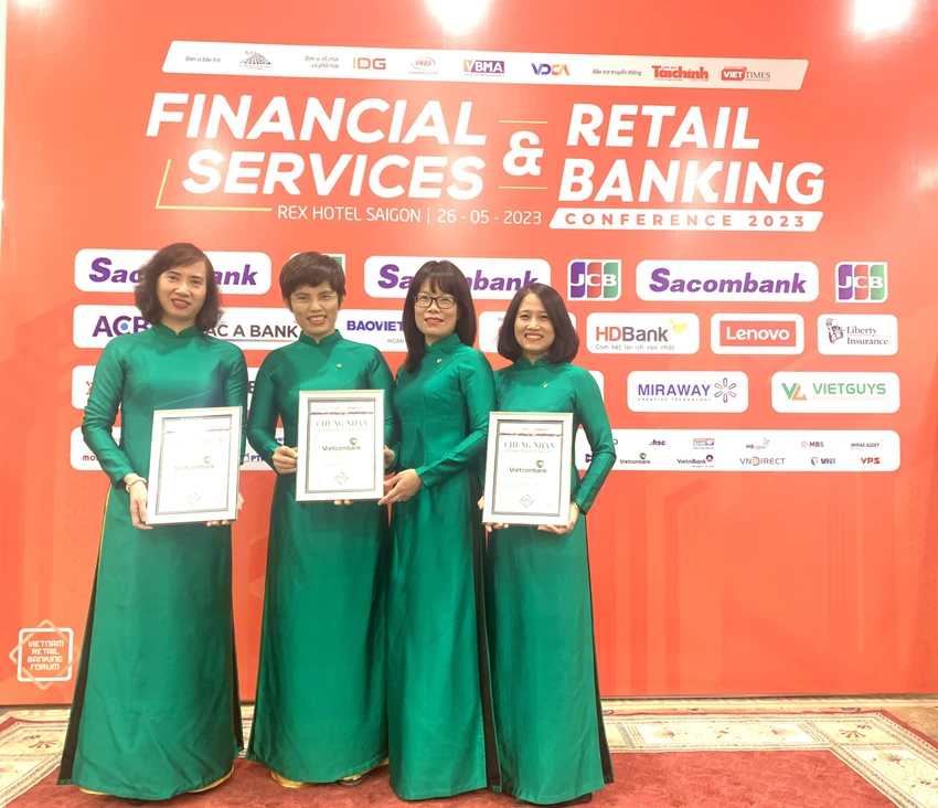 Bà Đoàn Hồng Nhung - Phó Giám đốc Khối Bán lẻ (thứ 3 từ trái sang) cùng các đại diện đơn vị Khối Bán lẻ Vietcombank đón nhận các giải thưởng của Diễn đàn Ngân hàng bán lẻ 2023 Bà Đoàn Hồng Nhung - Phó Giám đốc Khối Bán lẻ (thứ 3 từ trái sang) cùng các đại diện đơn vị Khối Bán lẻ Vietcombank đón nhận các giải thưởng của Diễn đàn Ngân hàng bán lẻ 2023