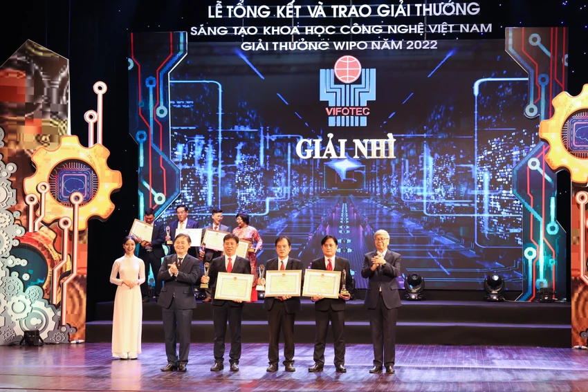 Nhóm tác giả của Trung tâm Sản xuất thiết bị đo điện tử Điện lực miền Trung thuộc EVNCPC với công trình “Nghiên cứu, xây dựng hệ thống giám sát, điều khiển điện mặt trời mái nhà”. Nhóm tác giả của Trung tâm Sản xuất thiết bị đo điện tử Điện lực miền Trung thuộc EVNCPC với công trình “Nghiên cứu, xây dựng hệ thống giám sát, điều khiển điện mặt trời mái nhà”.
