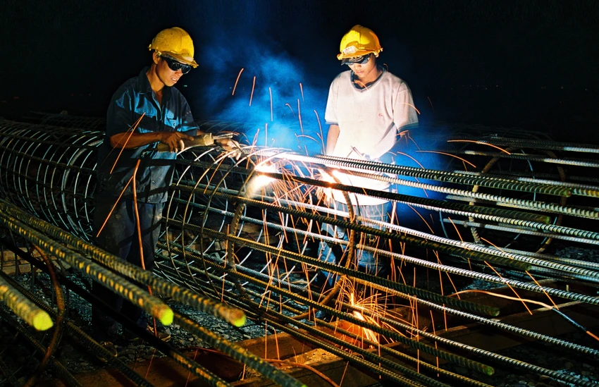 Nhiều doanh nghiệp sản xuất tại các tỉnh phía Nam thực hiện điều chỉnh phụ tải để đồng hành cùng ngành Điện tăng cường tiết kiệm điện. Nhiều doanh nghiệp sản xuất tại các tỉnh phía Nam thực hiện điều chỉnh phụ tải để đồng hành cùng ngành Điện tăng cường tiết kiệm điện.