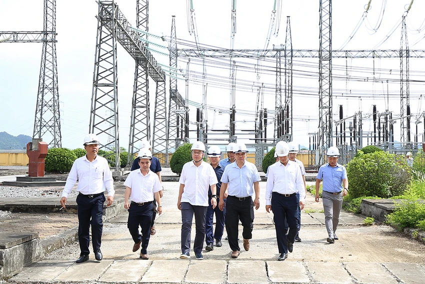 Ông Phạm Lê Phú, Tổng Giám đốc EVNNPT (giữa, hàng trên) và đoàn công tác kiểm tra vận hành thiết bị tại TBA 500kV Nho Quan (Ninh Bình). Ông Phạm Lê Phú, Tổng Giám đốc EVNNPT (giữa, hàng trên) và đoàn công tác kiểm tra vận hành thiết bị tại TBA 500kV Nho Quan (Ninh Bình).