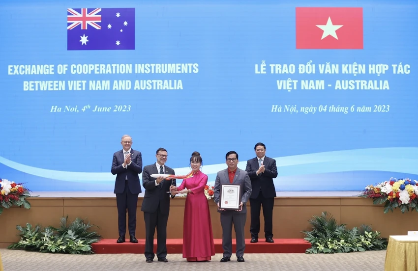 Chủ tịch HĐQT Vietjet Nguyễn Thị Phương Thảo, Tổng giám đốc Vietjet Đinh Việt Phương (áo Tshirt đỏ, vest xám) nhận Chứng nhận mở đường bay mới TP.HCM và Brisbane trước sự chứng kiến của Thủ tướng Phạm Minh Chính và Thủ tướng Úc Anthony Albanese.