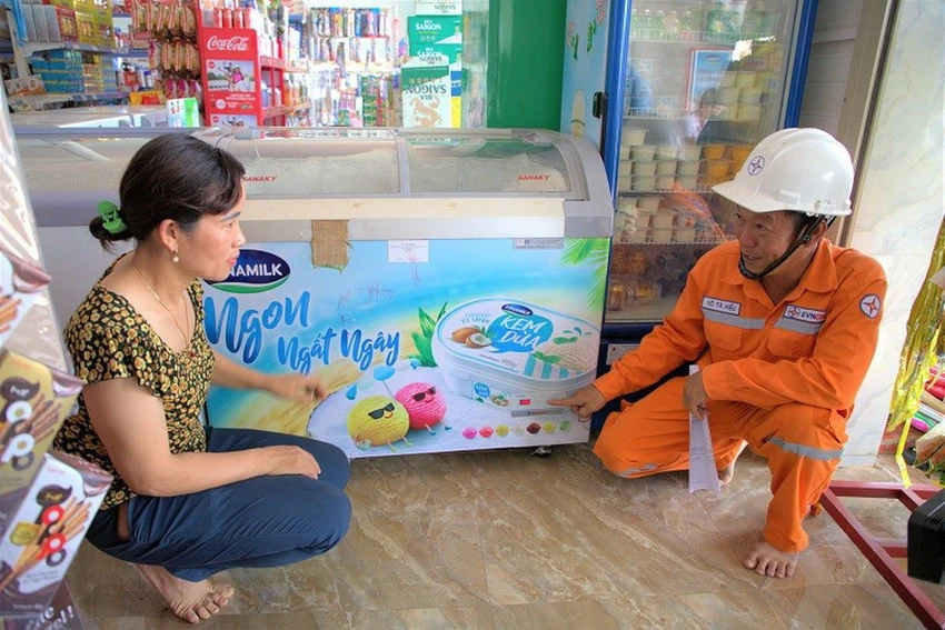 PC Đắk Nông tư vấn cho khách hàng cách sử dụng các thiết bị tiết kiệm điện. Ảnh: Linh Tâm PC Đắk Nông tư vấn cho khách hàng cách sử dụng các thiết bị tiết kiệm điện. Ảnh: Linh Tâm