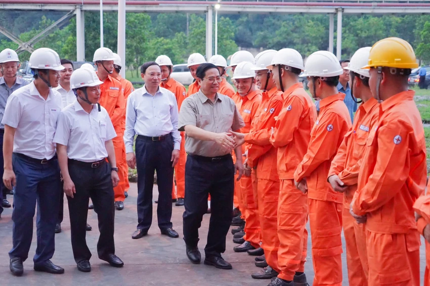 Thủ tướng Phạm Minh Chính thăm hỏi động viên cán bộ, nhân viên Nhà máy Nhiệt điện Quảng Ninh. Thủ tướng Phạm Minh Chính thăm hỏi động viên cán bộ, nhân viên Nhà máy Nhiệt điện Quảng Ninh.