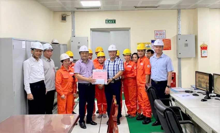 Ông Nguyễn Tiến Khoa (áo tím) trao quà động viên người lao động Phân xưởng sản xuất, Công ty Nhiệt điện Uông Bí. Ông Nguyễn Tiến Khoa (áo tím) trao quà động viên người lao động Phân xưởng sản xuất, Công ty Nhiệt điện Uông Bí.