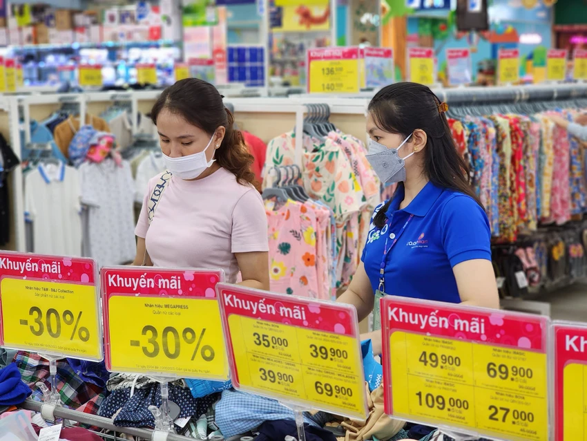 Tuần đầu tiên của Shopping Season tại Co.opmart, Co.opXtra và bắt đầu với các sản phẩm may mặc, đồ dùng... giảm giá. Tuần đầu tiên của Shopping Season tại Co.opmart, Co.opXtra và bắt đầu với các sản phẩm may mặc, đồ dùng... giảm giá.