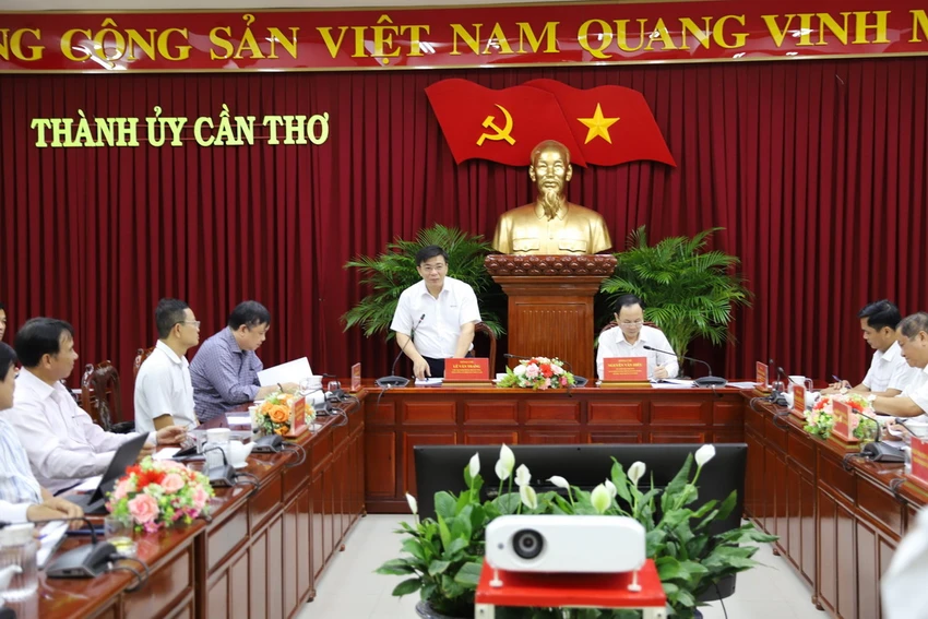 Chủ tịch HĐTV EVNSPC Lê Văn Trang phát biểu tại buổi làm việc Chủ tịch HĐTV EVNSPC Lê Văn Trang phát biểu tại buổi làm việc