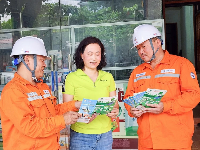 EVNNPC tích cực vận động người dân tham gia các chương trình tiết kiệm điện. EVNNPC tích cực vận động người dân tham gia các chương trình tiết kiệm điện.
