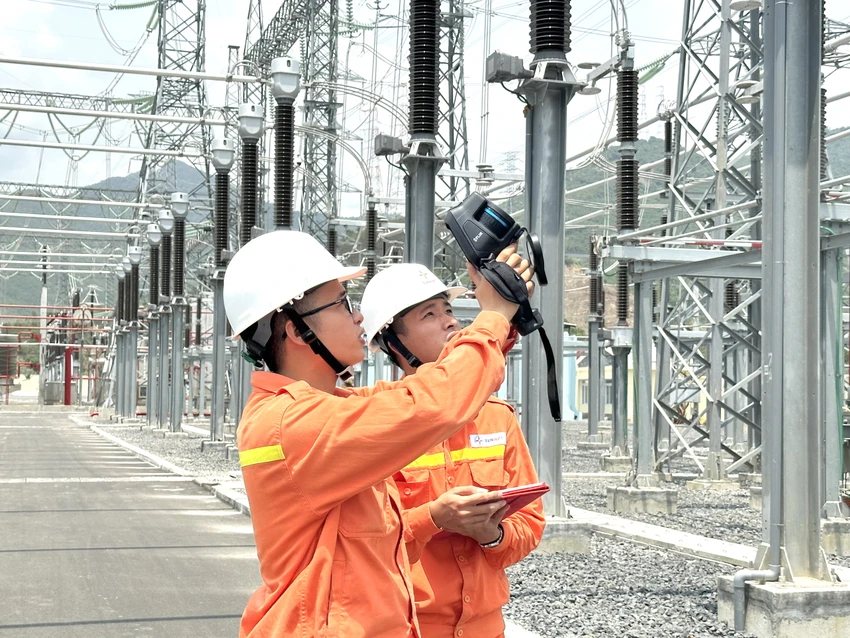 EVNNPT và các đơn vị áp dụng công nghệ nhằm tăng năng suất lao động, nâng cao độ tin cậy an toàn lưới điện. EVNNPT và các đơn vị áp dụng công nghệ nhằm tăng năng suất lao động, nâng cao độ tin cậy an toàn lưới điện.