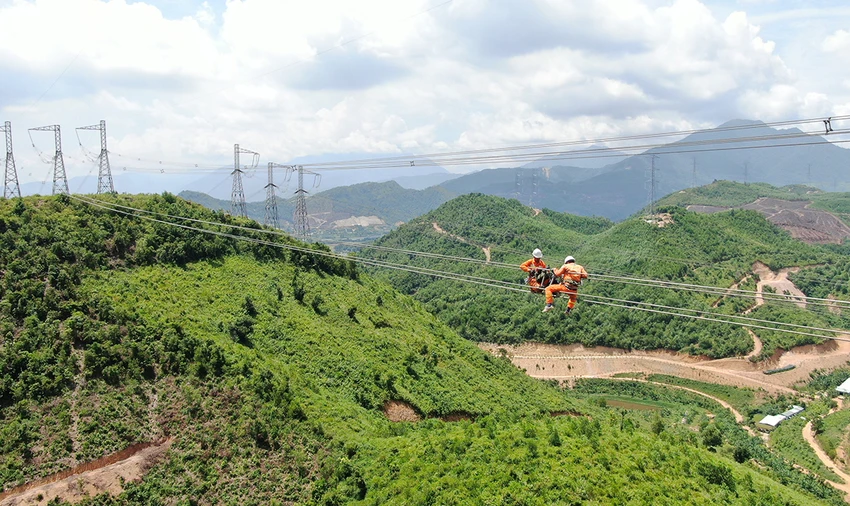 Công nhân EVNNPT sửa chữa hệ thống điện nhằm đảm bảo truyền tải điện an toàn, ổn định. Công nhân EVNNPT sửa chữa hệ thống điện nhằm đảm bảo truyền tải điện an toàn, ổn định.