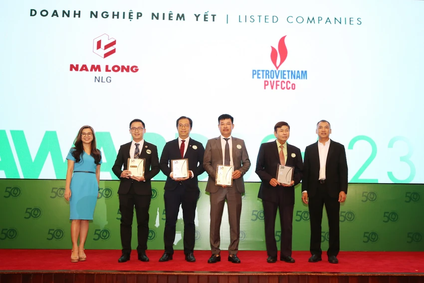 Ông Lê Cự Tân, Tổng Giám đốc PVFCCo (đứng thứ 3 từ phải sang) nhận danh hiệu Doanh nghiệp phát triển bền vững tiêu biểu 2023. Ông Lê Cự Tân, Tổng Giám đốc PVFCCo (đứng thứ 3 từ phải sang) nhận danh hiệu Doanh nghiệp phát triển bền vững tiêu biểu 2023.