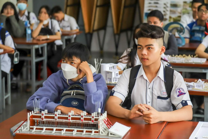 Hình 3: Năm học 2022 – 2023, Trường đã tài trợ cho dự án Hỗ trợ sinh viên 116 suất học bổng toàn phần, miễn 100% học phí toàn khóa đối với tất cả các chương trình đào tạo tại trường. Hình 3: Năm học 2022 – 2023, Trường đã tài trợ cho dự án Hỗ trợ sinh viên 116 suất học bổng toàn phần, miễn 100% học phí toàn khóa đối với tất cả các chương trình đào tạo tại trường.