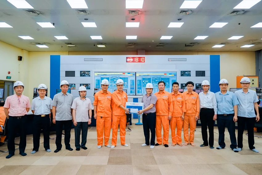 Lãnh đạo EVNGENCO1 thăm hỏi, động viên cán bộ, nhân viên tại Công ty cổ phần Nhiệt điện Quảng Ninh. Lãnh đạo EVNGENCO1 thăm hỏi, động viên cán bộ, nhân viên tại Công ty cổ phần Nhiệt điện Quảng Ninh.