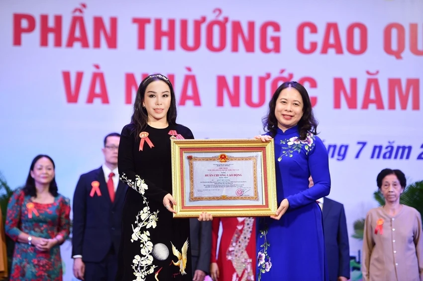 Phó Chủ tịch nước Võ Thị Ánh Xuân (phải) trao Huân chương Lao động hạng Nhất cho bà Lê Nữ Thùy Dương – Phó Chủ tịch Tập đoàn KN Holdings. Phó Chủ tịch nước Võ Thị Ánh Xuân (phải) trao Huân chương Lao động hạng Nhất cho bà Lê Nữ Thùy Dương – Phó Chủ tịch Tập đoàn KN Holdings.