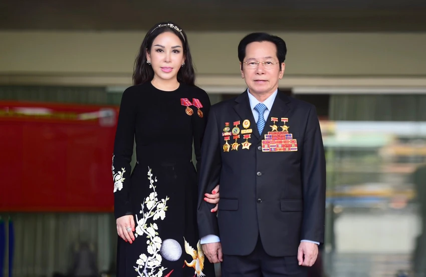 Thân phụ bà Lê Nữ Thùy Dương - Anh hùng Lao động, Doanh nhân Cựu chiến binh Lê Văn Kiểm cùng đến tham dự chương trình, chúc mừng con gái đón nhận danh hiệu Nhà nước cao quý. Thân phụ bà Lê Nữ Thùy Dương - Anh hùng Lao động, Doanh nhân Cựu chiến binh Lê Văn Kiểm cùng đến tham dự chương trình, chúc mừng con gái đón nhận danh hiệu Nhà nước cao quý.