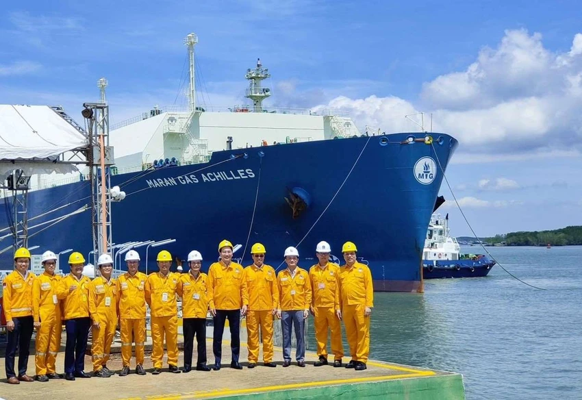 Lãnh đạo cấp cao PV GAS đã có mặt tại cảng để chúc mừng và động viên cán bộ nhân viên nỗ lực cho “thời khắc lịch sử” của ngành công nghiệp khí Việt Nam.