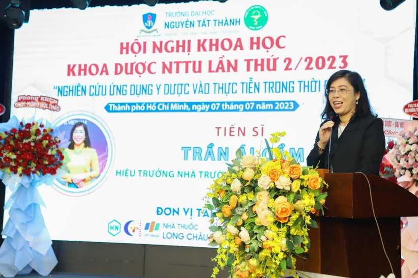 TS. Trần Ái Cầm thay mặt lãnh đạo nhà trường gửi lời chúc mừng tới tập thể thầy và trò của Khoa Dược TS. Trần Ái Cầm thay mặt lãnh đạo nhà trường gửi lời chúc mừng tới tập thể thầy và trò của Khoa Dược