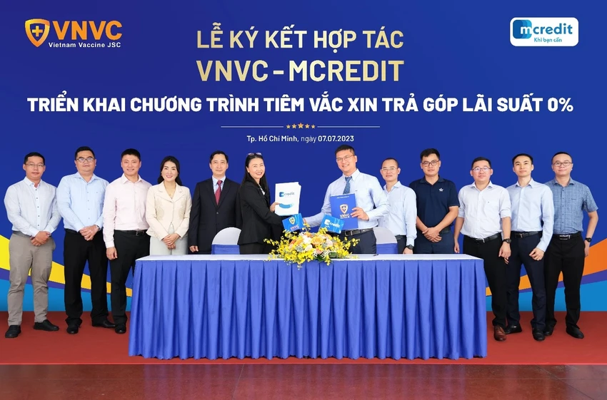 VNVC và Mcredit ký kết hợp tác triển khai chương trình “Tiêm vaccine trước, trả tiền sau”, ngày 7-7. Ảnh: Mộc Thảo