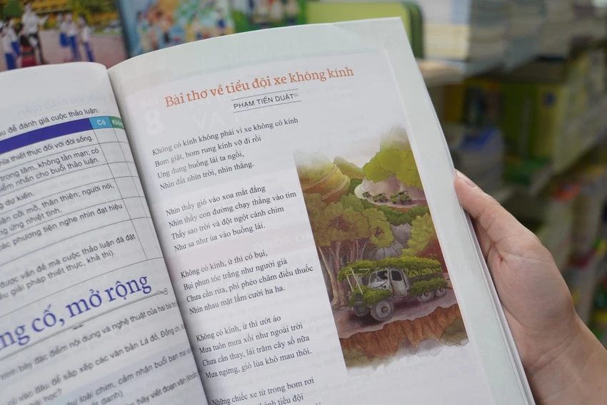 SGK theo CT GDPT 2018 được “khoác áo mới” với hình thức trình bày sinh động, hấp dẫn SGK theo CT GDPT 2018 được “khoác áo mới” với hình thức trình bày sinh động, hấp dẫn