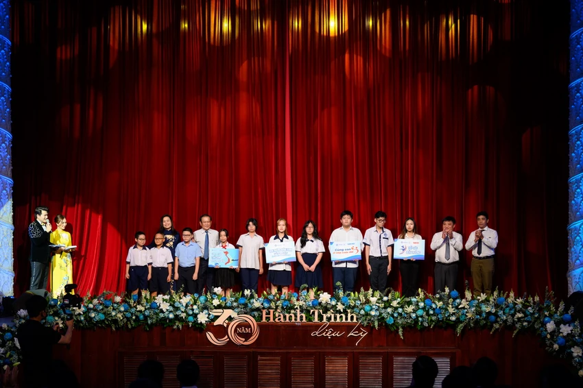 SASCO trao học bổng đồng hành cho học sinh từ bậc tiểu học đến đại học SASCO trao học bổng đồng hành cho học sinh từ bậc tiểu học đến đại học