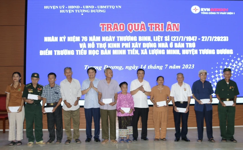 Lãnh đạo EVNGENCO1 trao quà cho các gia đình chính sách tại tỉnh Nghệ An. Lãnh đạo EVNGENCO1 trao quà cho các gia đình chính sách tại tỉnh Nghệ An.