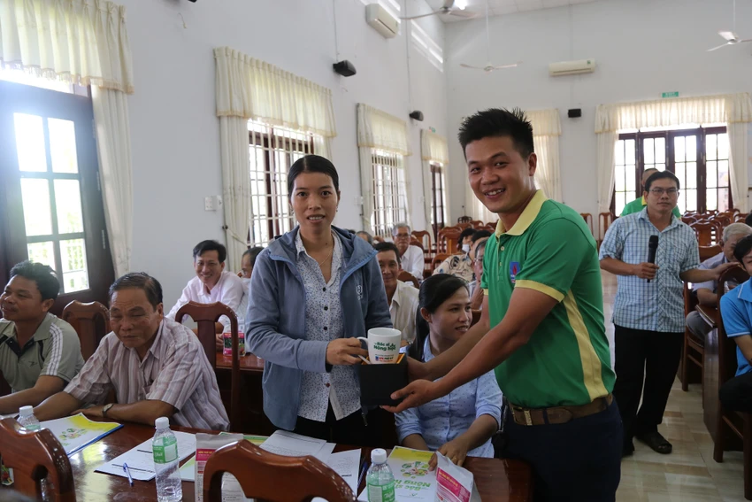 Đại diện nhà tài trợ trao quà cho người trả lời đúng câu hỏi của chương trình. Đại diện nhà tài trợ trao quà cho người trả lời đúng câu hỏi của chương trình.