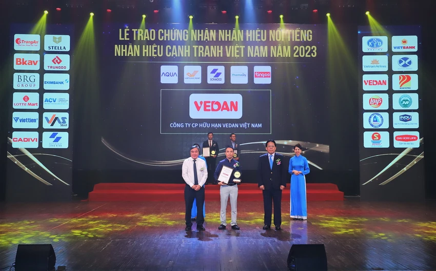 Đại diện Công ty Vedan Việt Nam nhận chứng nhận từ ban tổ chức. Đại diện Công ty Vedan Việt Nam nhận chứng nhận từ ban tổ chức.