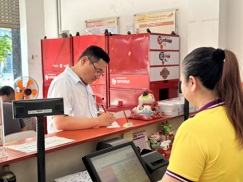 Người chơi “săn Jackpot” tại các điểm bán Vietlott Người chơi “săn Jackpot” tại các điểm bán Vietlott