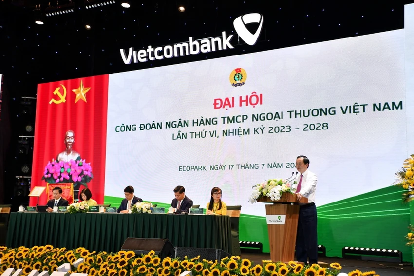 Đ/c Đào Minh Tú - Phó Bí thư Ban cán sự Đảng, Phó Thống đốc thường trực Ngân hàng Nhà nước Việt Nam, Ủy viên BCH Tổng Liên đoàn Lao động Việt Nam, Chủ tịch Công đoàn Ngân hàng Việt Nam phát biểu chỉ đạo tại Đại hội Công đoàn Vietcombank lần thứ VI, nhiệm kỳ 2023 - 2028 Đ/c Đào Minh Tú - Phó Bí thư Ban cán sự Đảng, Phó Thống đốc thường trực Ngân hàng Nhà nước Việt Nam, Ủy viên BCH Tổng Liên đoàn Lao động Việt Nam, Chủ tịch Công đoàn Ngân hàng Việt Nam phát biểu chỉ đạo tại Đại hội Công đoàn Vietcombank lần thứ VI, nhiệm kỳ 2023 - 2028