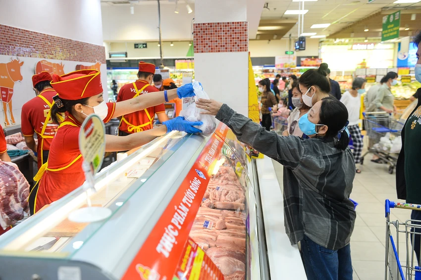 Co.opmart, Co.opXtra giảm giá từ 15%-20% các mặt hàng thịt heo. Ảnh: Hoàng Triều - Quang Định Co.opmart, Co.opXtra giảm giá từ 15%-20% các mặt hàng thịt heo. Ảnh: Hoàng Triều - Quang Định