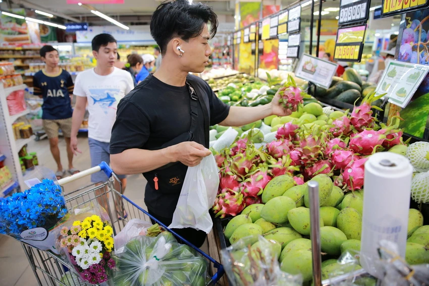 Co.opmart, Co.opXtra giảm giá mạnh tất cả ngành hàng vào các ngày cuối tuần. Ảnh: Hoàng Triều - Quang Định Co.opmart, Co.opXtra giảm giá mạnh tất cả ngành hàng vào các ngày cuối tuần. Ảnh: Hoàng Triều - Quang Định