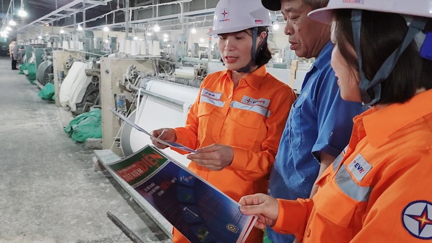 EVNNPC vận động các doanh nghiệp, người dân tham gia tiết kiệm điện. EVNNPC vận động các doanh nghiệp, người dân tham gia tiết kiệm điện.