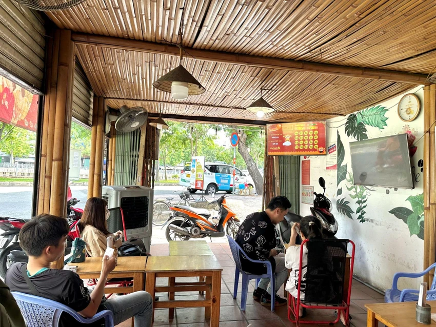 Các điểm bán vé số Vietlott thường xuyên thu hút đông đảo người chơi Keno nán lại dò số trên màn hình.
