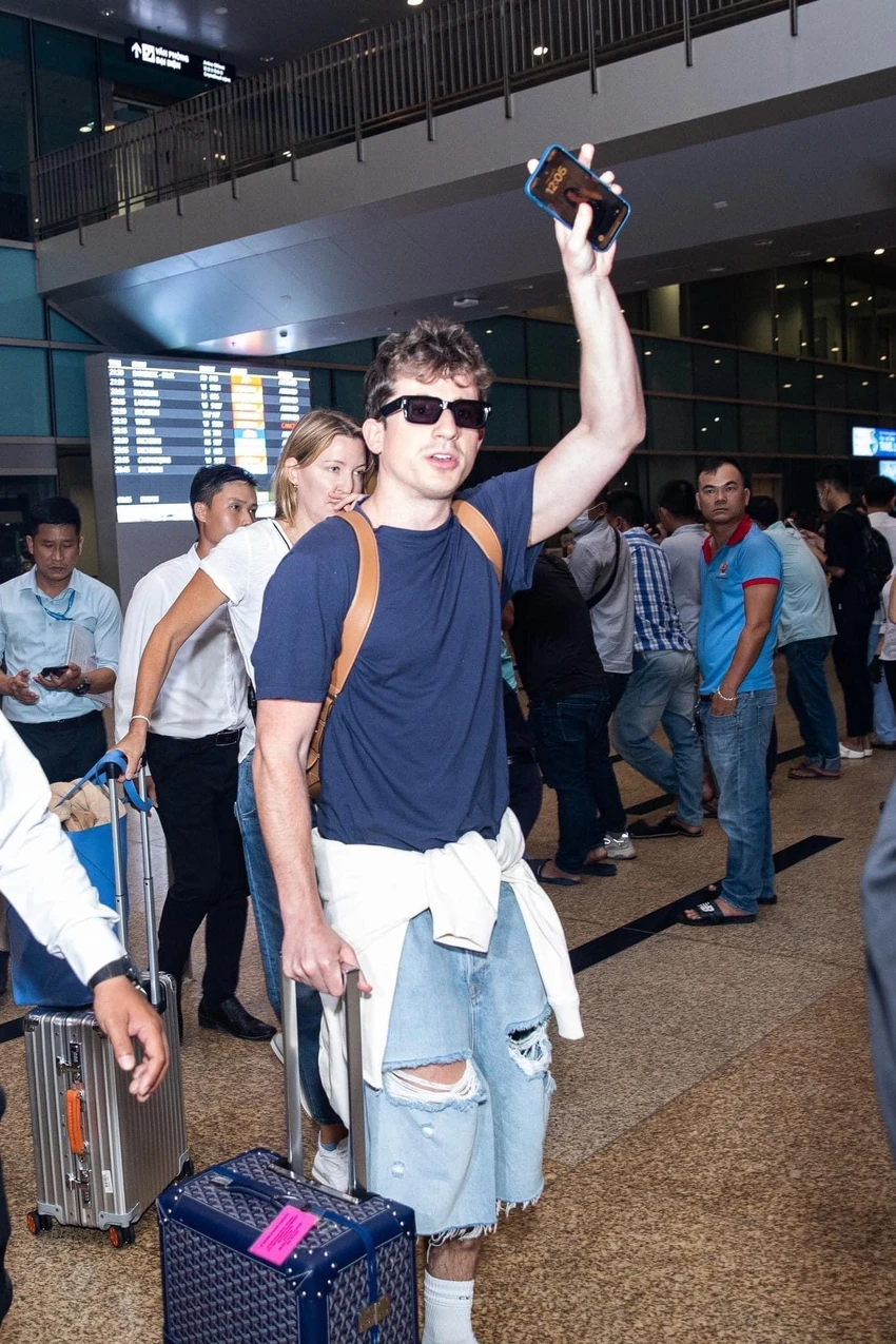 Thông tin, hình ảnh Charlie Puth đặt chân đến Nha Trang gây sốt trên mạng, nhiều fan hâm mộ tỏ ra tiếc nuối vì đã không săn được vé để có cơ hội gặp gỡ thần tượng Thông tin, hình ảnh Charlie Puth đặt chân đến Nha Trang gây sốt trên mạng, nhiều fan hâm mộ tỏ ra tiếc nuối vì đã không săn được vé để có cơ hội gặp gỡ thần tượng