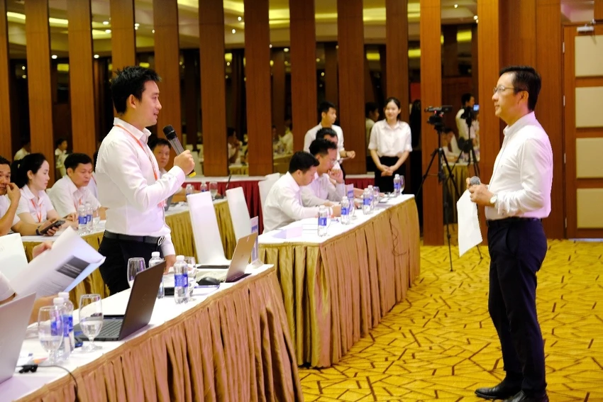 Đại diện nhóm 1, lớp 2 đang trình bày trước giảng viên - Chuyên gia Lê Thanh Hải, Chủ tịch kiêm Giám đốc Công ty CP PeopleOne Đại diện nhóm 1, lớp 2 đang trình bày trước giảng viên - Chuyên gia Lê Thanh Hải, Chủ tịch kiêm Giám đốc Công ty CP PeopleOne