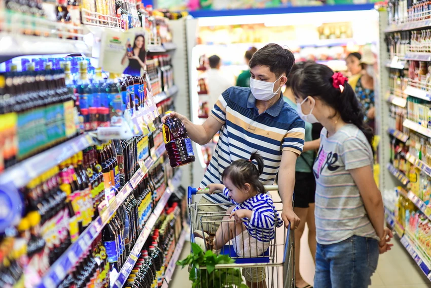 Đa dạng sản phẩm khuyến mãi giá tốt tại Co.opmart, Co.opXtra cho khách hàng lựa chọn. Ảnh Saigon Co.op