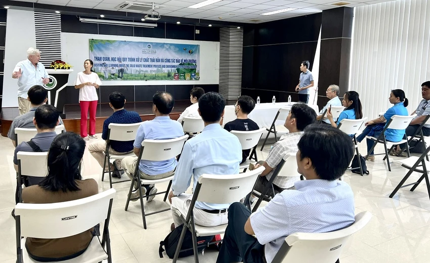Ông Kevin Moore, Giám đốc Điều hành VWS giới thiệu công nghệ chôn lấp với đoàn bác sĩ chuyên khoa II. Ông Kevin Moore, Giám đốc Điều hành VWS giới thiệu công nghệ chôn lấp với đoàn bác sĩ chuyên khoa II.