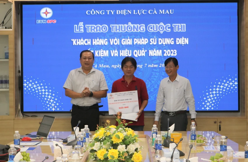 Đại diện chính quyền địa phương và Công ty Cà Mau trao giải nhì cho khách hàng. Đại diện chính quyền địa phương và Công ty Cà Mau trao giải nhì cho khách hàng.