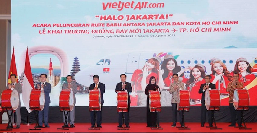 Chủ tịch Quốc hội Vương Đình Huệ (giữa) cùng đại diện lãnh đạo cấp cao của Việt Nam, Indonesia và Vietjet thực hiện nghi thức khai trương đường bay thẳng giữa TP.HCM và Jakarta Chủ tịch Quốc hội Vương Đình Huệ (giữa) cùng đại diện lãnh đạo cấp cao của Việt Nam, Indonesia và Vietjet thực hiện nghi thức khai trương đường bay thẳng giữa TP.HCM và Jakarta